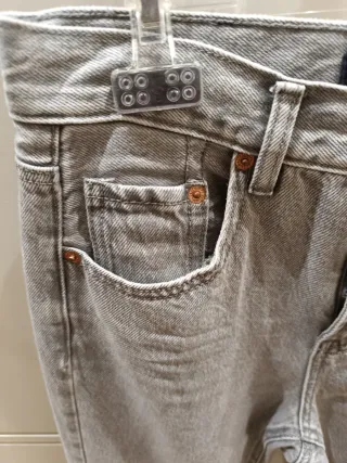 Pantalones vaqueros grises desgastados