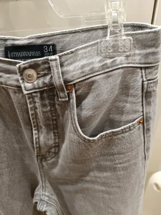 Pantalones vaqueros grises desgastados