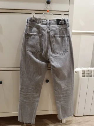 Pantalones vaqueros grises desgastados