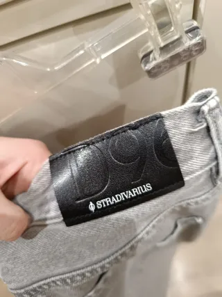 Pantalones vaqueros grises desgastados