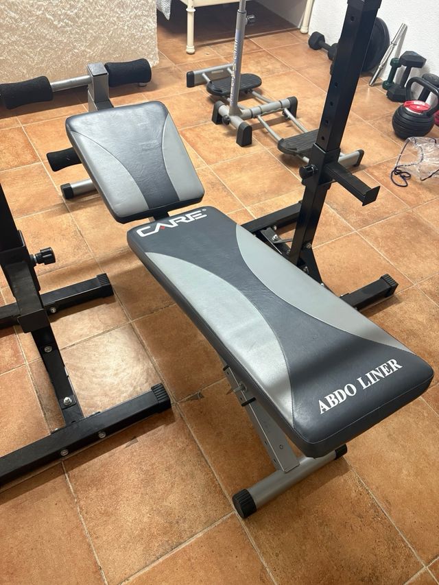 Banco de pesas con barra y discos