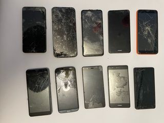 Lotto di 10 telefoni cellulari per ricambi.