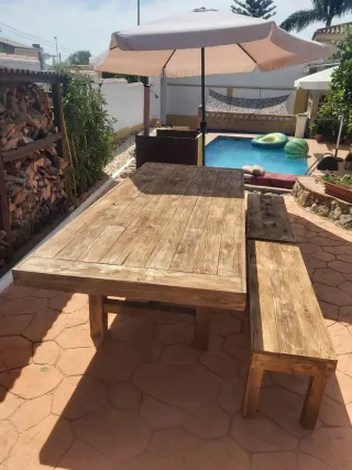 Mesa de madera rústica para interior o exterior.