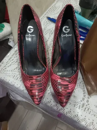 Zapatos de tacón rosa serpiente
