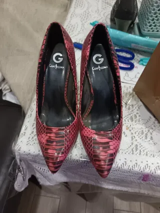 Zapatos de tacón rosa serpiente