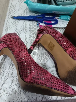 Zapatos de tacón rosa serpiente
