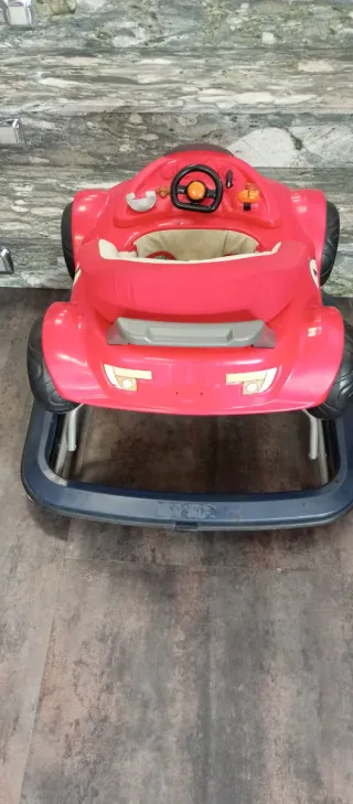 Andador rojo  para bebés en forma de coche