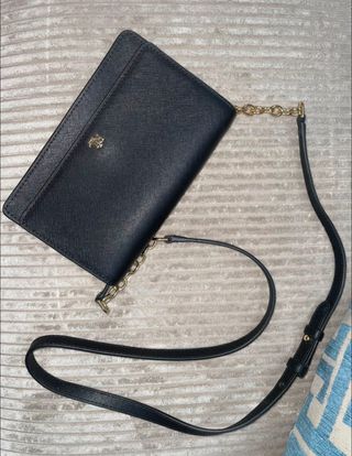 Bolso negro con cadena y correa