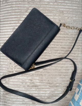 Bolso negro con cadena y correa