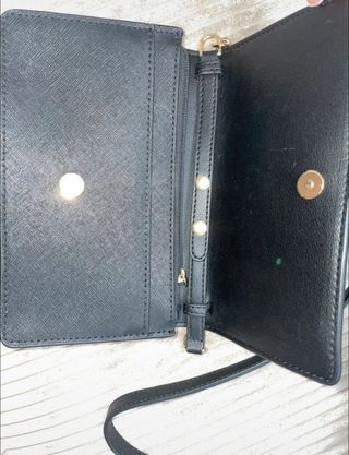 Bolso negro con cadena y correa