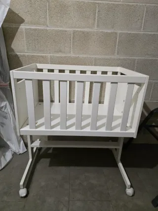 Minicuna colecho blanca con ruedas
