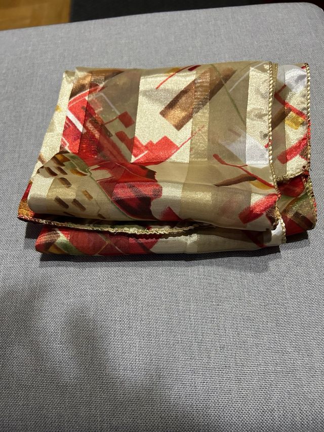 Pañuelo estampado beige y rojo