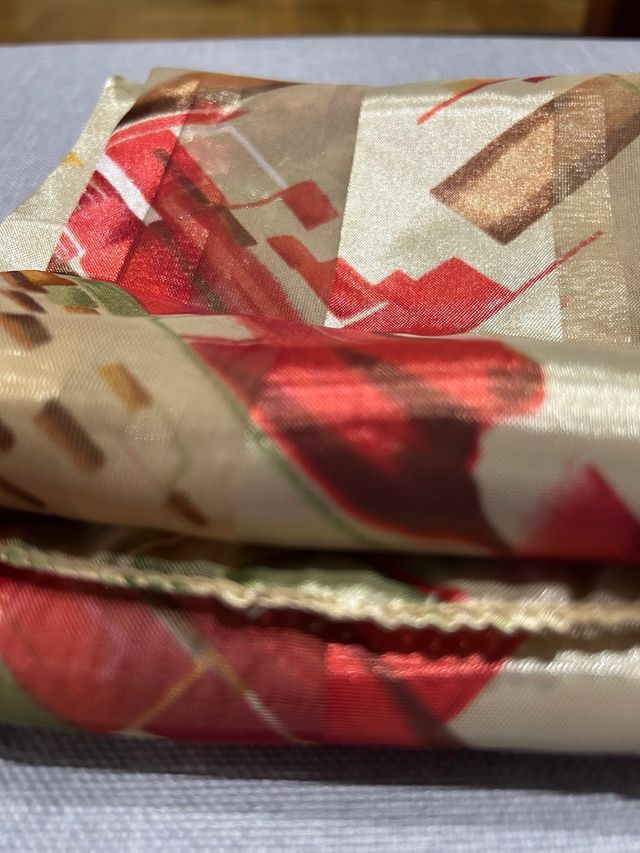 Pañuelo estampado beige y rojo