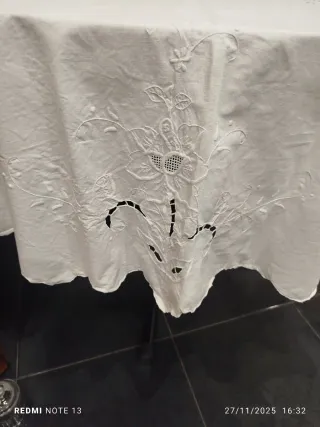 Tovaglia ricamata rotonda vintage