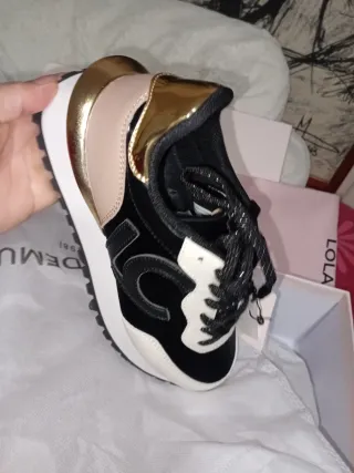 Zapatillas negras y doradas