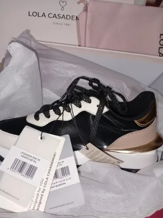 Zapatillas negras y doradas