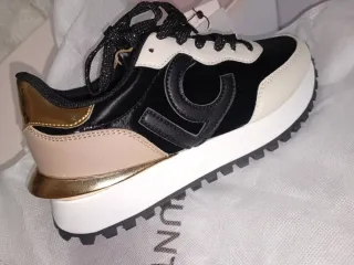 Zapatillas negras y doradas