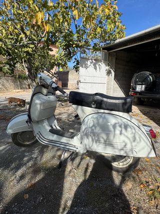 Vespa Sprint Blanca del 66.