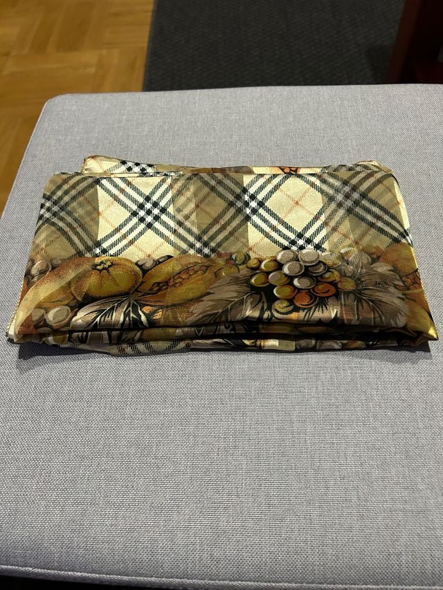 Pañuelo estampado cuadros y frutas