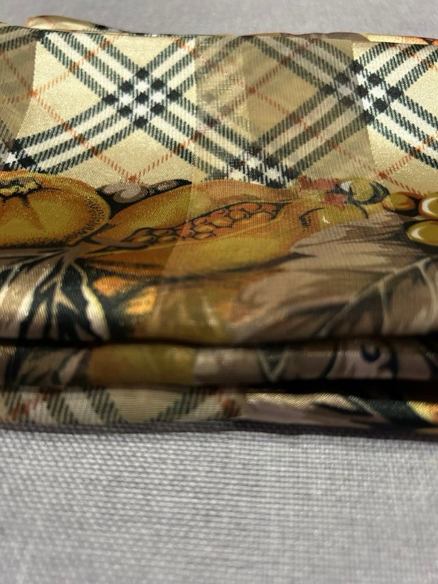 Pañuelo estampado cuadros y frutas