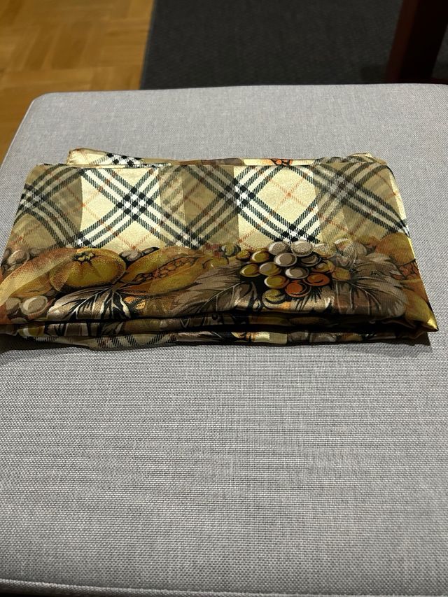 Pañuelo estampado cuadros y frutas