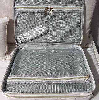 Maletín de maquillaje blanco y dorado