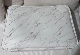 Maletín de maquillaje blanco y dorado