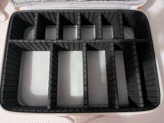 Maletín de maquillaje blanco y dorado