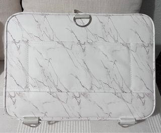 Maletín de maquillaje blanco y dorado