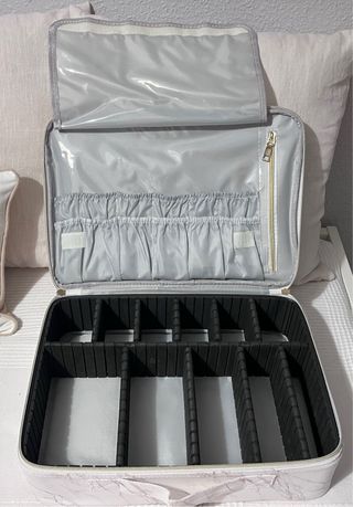 Maletín de maquillaje blanco y dorado