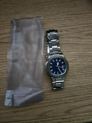 Reloj de pulsera plateado y azul