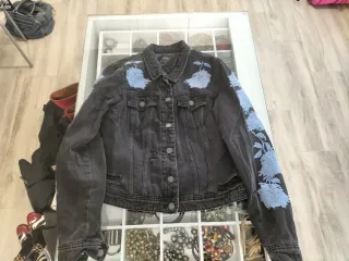 Cazadora vaquera Only bordada