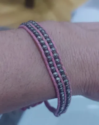 Pulsera de cuerda rosa con cuentas plateadas