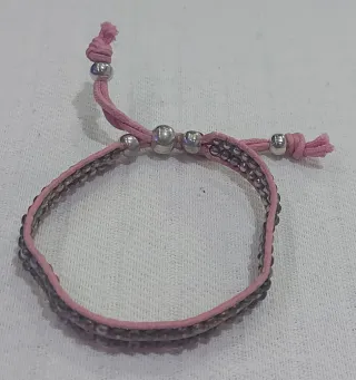 Pulsera de cuerda rosa con cuentas plateadas