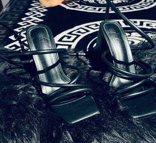 Sandalias negras de tacón con tiras