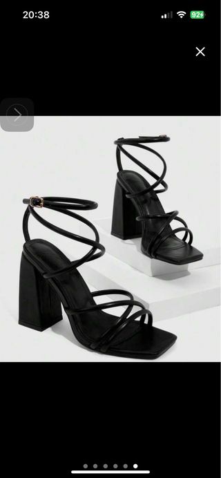 Sandalias negras de tacón con tiras