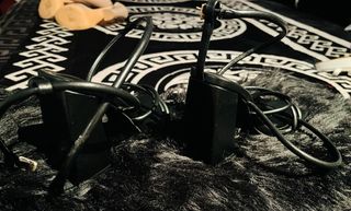 Sandalias negras de tacón con tiras