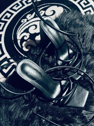 Sandalias negras de tacón con tiras