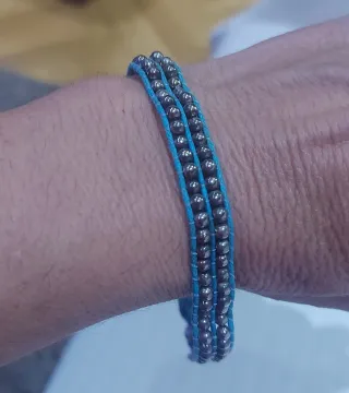 Pulsera azul y plateada