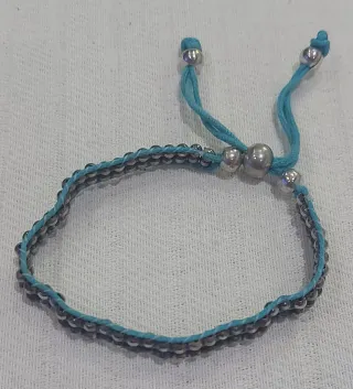 Pulsera azul y plateada