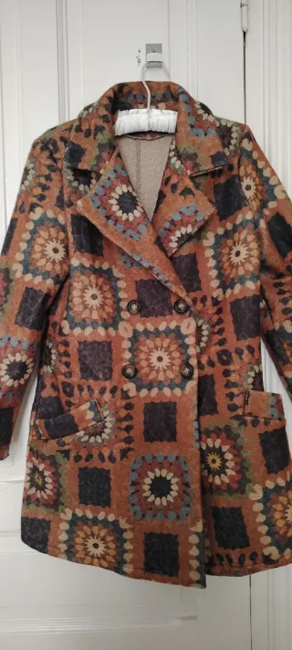 Abrigo estampado geométrico talla L