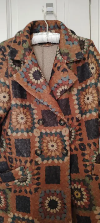 Abrigo estampado geométrico talla L