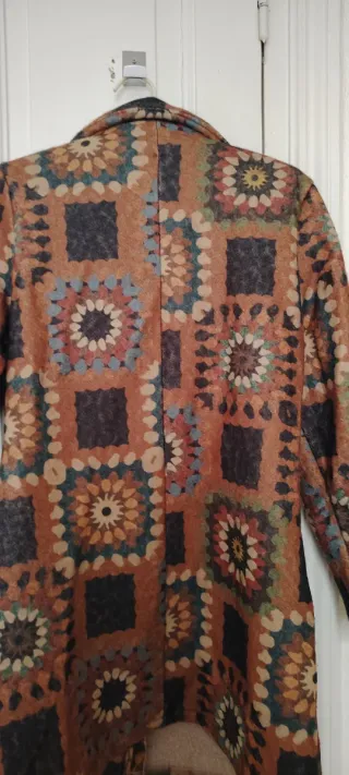 Abrigo estampado geométrico talla L