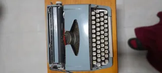 Máquina de escribir Olivetti azul