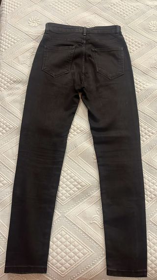 Pantalón pitillo negro