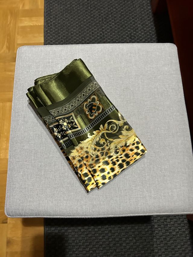 Pañuelo de seda estampado