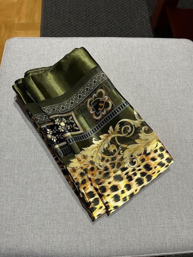 Pañuelo de seda estampado