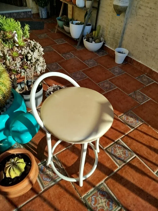 Banco bajo beige y blanco