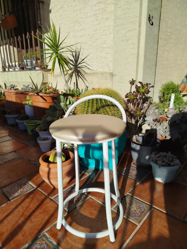 Banco bajo beige y blanco