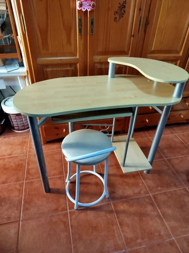 Banco bajo beige y blanco